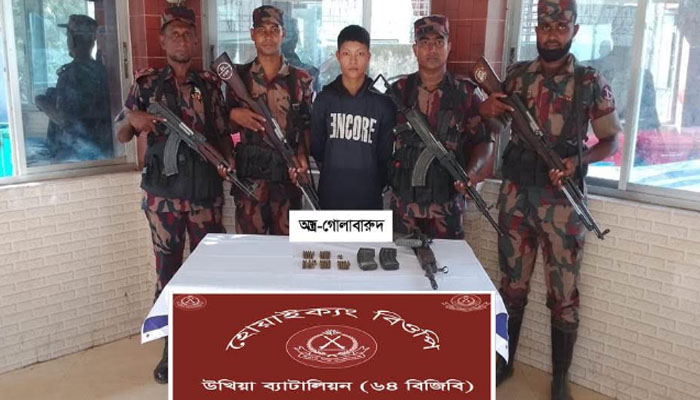 উখিয়ায় একে-৪৭ রাইফেলসহ আরাকান আর্মি সদস্যের আত্মসমর্পণ উখিয়ায় একে-৪৭ রাইফেলসহ আরাকান আর্মি সদস্যের আত্মসমর্পণ