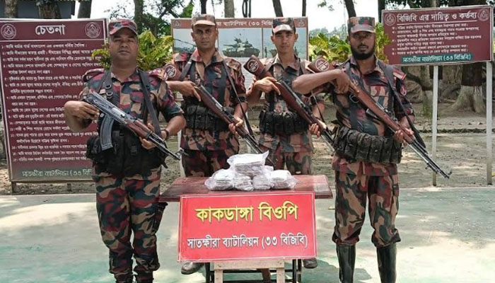 সাতক্ষীরা সীমান্তে বিজিবির অভিযান, ১০ লক্ষাধিক টাকার পণ্য জব্দ সাতক্ষীরা সীমান্তে বিজিবির অভিযান, ১০ লক্ষাধিক টাকার পণ্য জব্দ