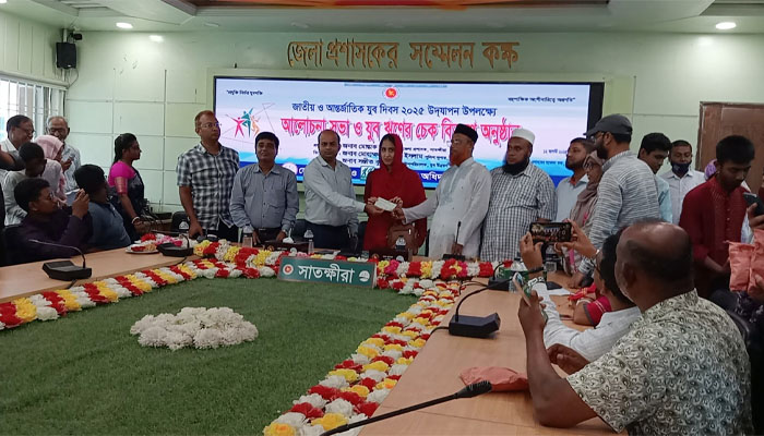 সাতক্ষীরায় যুব দিবসে ৭০ যুবকের হাতে ৭৩ লক্ষাধিক টাকার ঋণ বিতরণ সাতক্ষীরায় যুব দিবসে ৭০ যুবকের হাতে ৭৩ লক্ষাধিক টাকার ঋণ বিতরণ