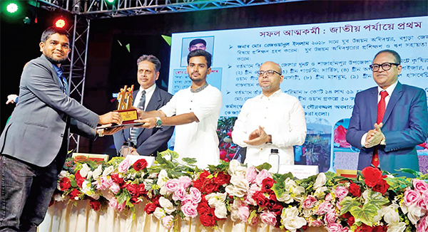 জাতীয় যুব পুরস্কার পেলেন ১২ সফল আত্মকর্মী ও চার যুব সংগঠক জাতীয় যুব পুরস্কার পেলেন ১২ সফল আত্মকর্মী ও চার যুব সংগঠক