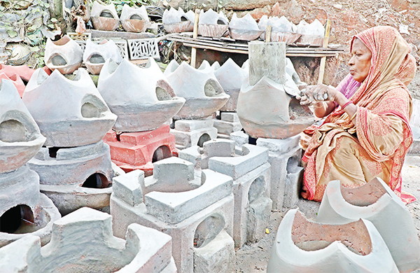 মাটির চুলার কদর বেড়েছে মাটির চুলার কদর বেড়েছে