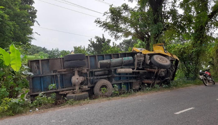 চুয়াডাঙ্গায় ট্রাক নিয়ন্ত্রণ হারিয়ে চালক নিহত চুয়াডাঙ্গায় ট্রাক নিয়ন্ত্রণ হারিয়ে চালক নিহত