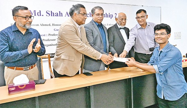 ঢাবির অর্ধশত শিক্ষার্থীকে বৃত্তি প্রদান ঢাবির অর্ধশত শিক্ষার্থীকে বৃত্তি প্রদান