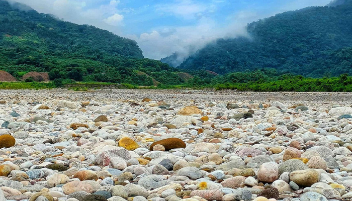 চুরি হওয়া সাদা পাথর উদ্ধারে অভিযান শুরু চুরি হওয়া সাদা পাথর উদ্ধারে অভিযান শুরু