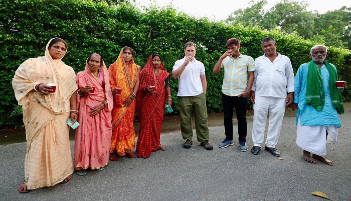 ভারতে ‘মৃত’ ভোটারদের সঙ্গে চা পান করলেন রাহুল গান্ধী ভারতে ‘মৃত’ ভোটারদের সঙ্গে চা পান করলেন রাহুল গান্ধী
