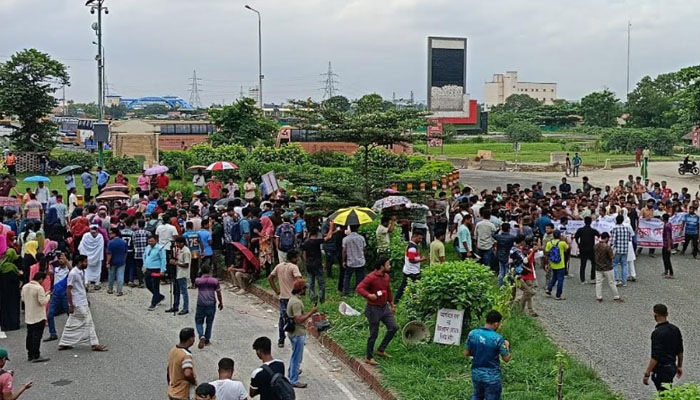 যমুনা সেতু পশ্চিম মহাসড়কে রবি শিক্ষার্থীদের ব্লকেড
