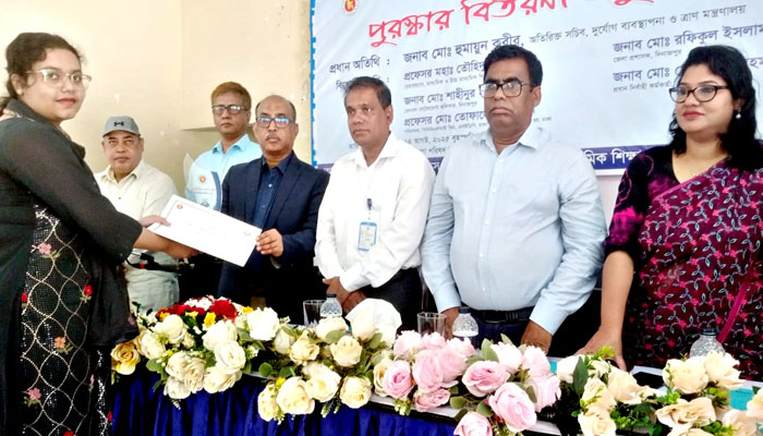 দিনাজপুরে শ্রেষ্ঠ শিক্ষার্থীদের মাঝে পুরস্কার বিতরণ দিনাজপুরে শ্রেষ্ঠ শিক্ষার্থীদের মাঝে পুরস্কার বিতরণ