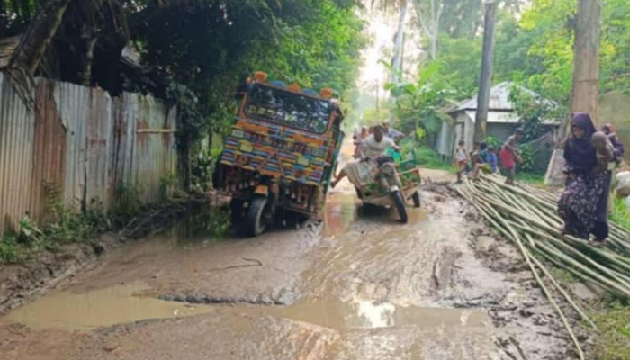 সিরাজগঞ্জে আঞ্চলিক সড়কের বেহাল অবস্থা, জনদুর্ভোগ সিরাজগঞ্জে আঞ্চলিক সড়কের বেহাল অবস্থা, জনদুর্ভোগ