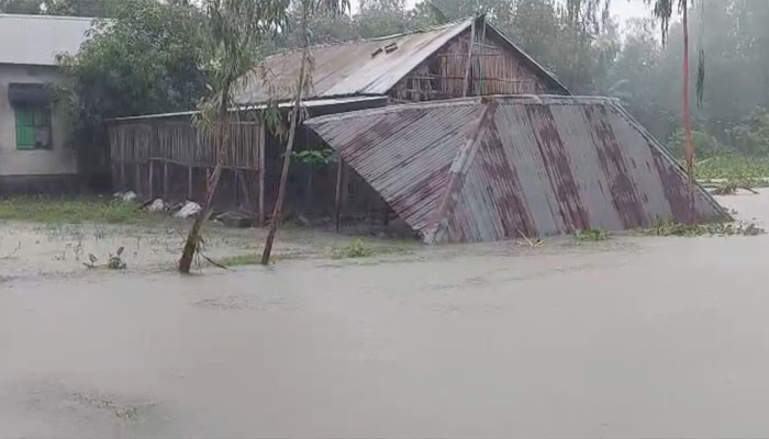 তিস্তার পানি বিপৎসীমা অতিক্রম, শতাধিক পরিবার পানিবন্দী তিস্তার পানি বিপৎসীমা অতিক্রম, শতাধিক পরিবার পানিবন্দী