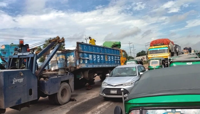 সরাইলে পণ্যবাহী ট্রাক বিকল, মহাসড়কে ২০ কিলোমিটার যানজট সরাইলে পণ্যবাহী ট্রাক বিকল, মহাসড়কে ২০ কিলোমিটার যানজট