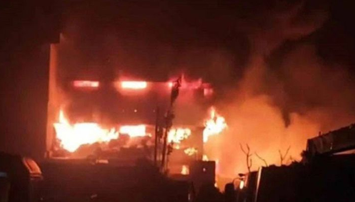 চট্টগ্রামে আগুনে পুড়লো ঝুটের গুদাম ও প্লাস্টিক কারখানা চট্টগ্রামে আগুনে পুড়লো ঝুটের গুদাম ও প্লাস্টিক কারখানা