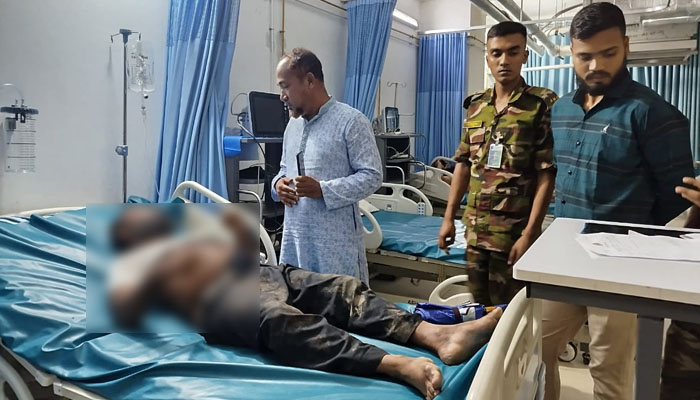 স্থলমাইনে আহত হাতির হামলায় দুই চিকিৎসক সিএমএইচে স্থলমাইনে আহত হাতির হামলায় দুই চিকিৎসক সিএমএইচে