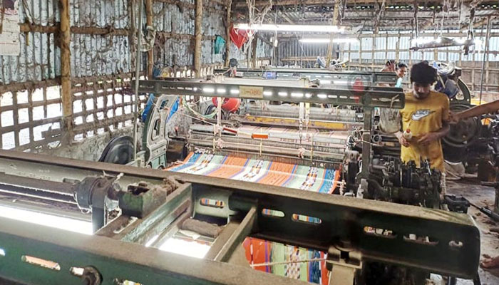 পাবনায় ঐতিহ্যবাহী তাঁত শিল্প বিলীনের পথে পাবনায় ঐতিহ্যবাহী তাঁত শিল্প বিলীনের পথে