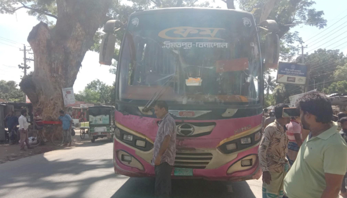 যশোরের শার্শায় বাসের ধাক্কায় ভ্যানচালক নিহত যশোরের শার্শায় বাসের ধাক্কায় ভ্যানচালক নিহত