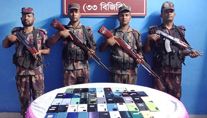সাতক্ষীরা সীমান্ত থেকে ৫২টি ভারতীয় মোবাইলসহ চোরাচালানী জব্দ সাতক্ষীরা সীমান্ত থেকে ৫২টি ভারতীয় মোবাইলসহ চোরাচালানী জব্দ