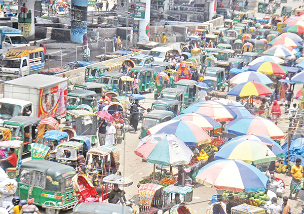 ভাসমান দোকান ও সিএনজি লাইন ধরে দাঁড়িয়ে থাকার কারণে পথচারীদের চলাচলে চরম ভোগান্তি