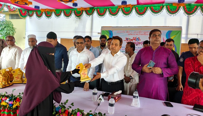 নোয়াখালীতে কৃতি শিক্ষার্থীদের সংবর্ধনা নোয়াখালীতে কৃতি শিক্ষার্থীদের সংবর্ধনা