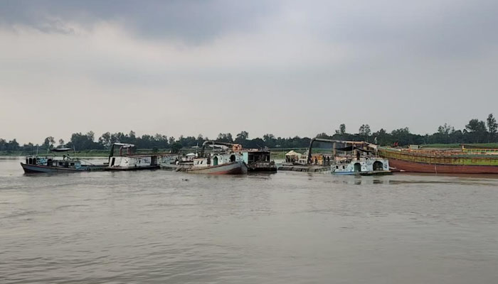 মানিকগঞ্জে ইজারার শর্ত ভেঙ্গে মাটি উত্তোলনের অভিযোগ, গ্রামবাসীর ধাওয়া মানিকগঞ্জে ইজারার শর্ত ভেঙ্গে মাটি উত্তোলনের অভিযোগ, গ্রামবাসীর ধাওয়া