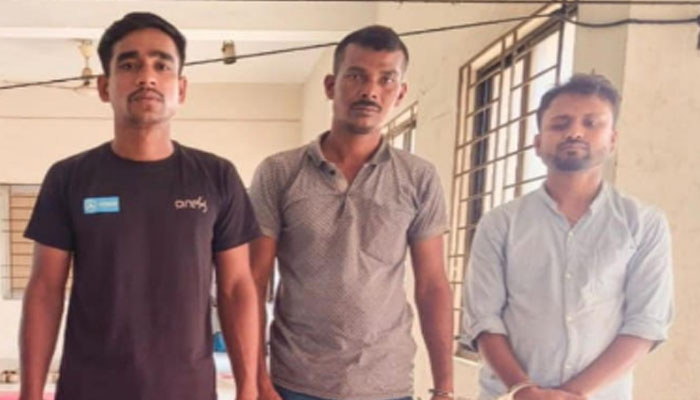 বেনাপোল ইমিগ্রেশনে বহির্গমন কার্ড প্রতারণার অভিযোগে আটক ৩ বেনাপোল ইমিগ্রেশনে বহির্গমন কার্ড প্রতারণার অভিযোগে আটক ৩