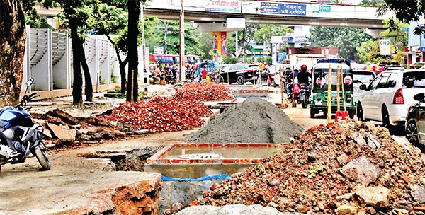 পথচারীদের ভোগান্তি