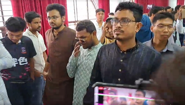 ডাকসু মনোনয়ন ফরম নিতে সিনেট ভবনে ছাত্রশিবিরের নেতারা