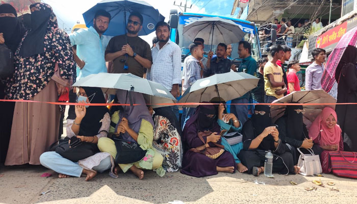 কক্সবাজারের উখিয়ায় চাকরিচ্যুত শিক্ষকদের সড়ক অবরোধ কক্সবাজারের উখিয়ায় চাকরিচ্যুত শিক্ষকদের সড়ক অবরোধ