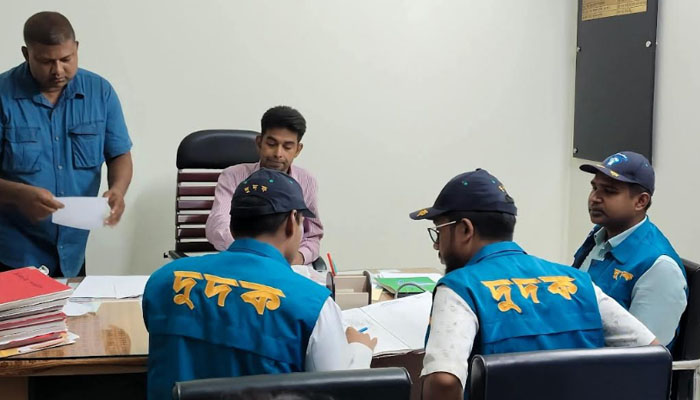 গোমস্তাপুর উপজেলা স্বাস্থ্য কমপ্লেক্সে দুদকের অভিযান গোমস্তাপুর উপজেলা স্বাস্থ্য কমপ্লেক্সে দুদকের অভিযান