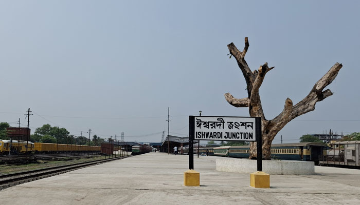 ঈশ্বরদীতে ট্রেনের ধাক্কায় প্রাণ গেলো যুবকের ঈশ্বরদীতে ট্রেনের ধাক্কায় প্রাণ গেলো যুবকের