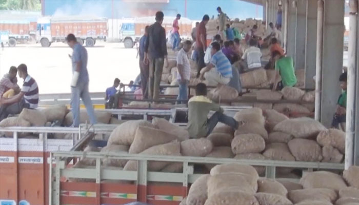 সাতক্ষীরার ভোমরা স্থলবন্দর দিয়ে ফের পেঁয়াজ আমদানি শুরু সাতক্ষীরার ভোমরা স্থলবন্দর দিয়ে ফের পেঁয়াজ আমদানি শুরু