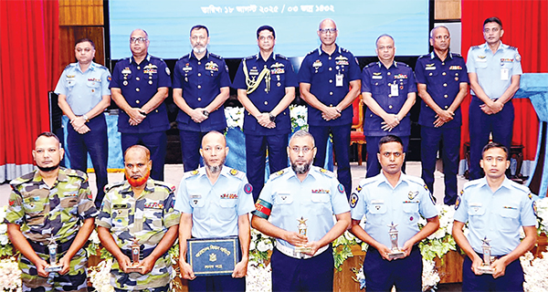 ২০২৪ সালের শ্রেষ্ঠ বিমান সেনা ও এমওডিসিদের ট্রফি ও সনদ প্রদান ২০২৪ সালের শ্রেষ্ঠ বিমান সেনা ও এমওডিসিদের ট্রফি ও সনদ প্রদান