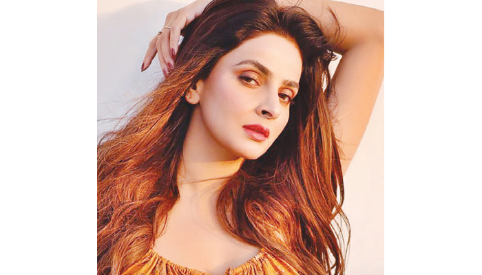 শুটিং সেটে জ্ঞান হারান অভিনেত্রী শুটিং সেটে জ্ঞান হারান অভিনেত্রী