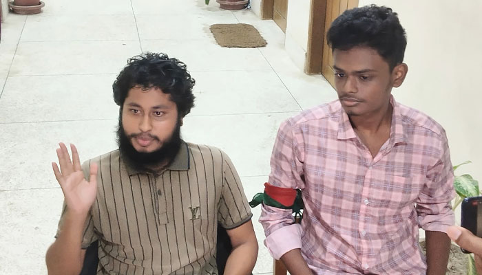 বেরোবি উপাচার্যের আশ্বাসে সরে দাঁড়ালেন অনশনরত ২ শিক্ষার্থী