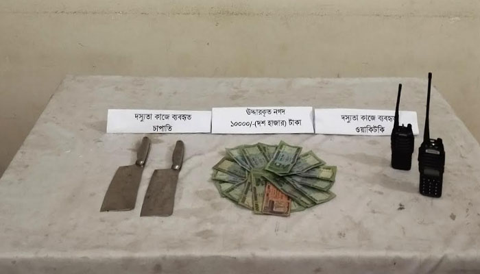 রাজবাড়ীতে প্রাইভেটকারসহ ভুয়া ডিবি পুলিশ গ্রেপ্তার রাজবাড়ীতে প্রাইভেটকারসহ ভুয়া ডিবি পুলিশ গ্রেপ্তার