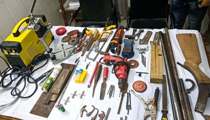 আতাইকুলায় অস্ত্র তৈরির কারখানা, সরঞ্জামসহ আটক ২ আতাইকুলায় অস্ত্র তৈরির কারখানা, সরঞ্জামসহ আটক ২