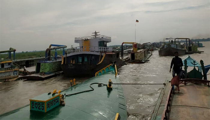 মেঘনার পাড় ঘেঁষে ড্রেজারে বালু উত্তোলন: হুমকিতে বাঁধ মেঘনার পাড় ঘেঁষে ড্রেজারে বালু উত্তোলন: হুমকিতে বাঁধ