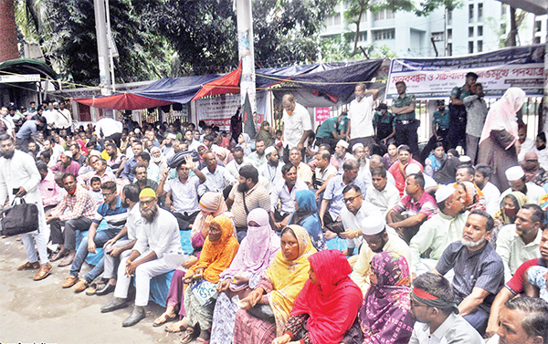 জাতীয়করণের দাবিতে জাতীয় প্রেসক্লাবের সামনে মানববন্ধন জাতীয়করণের দাবিতে জাতীয় প্রেসক্লাবের সামনে মানববন্ধন