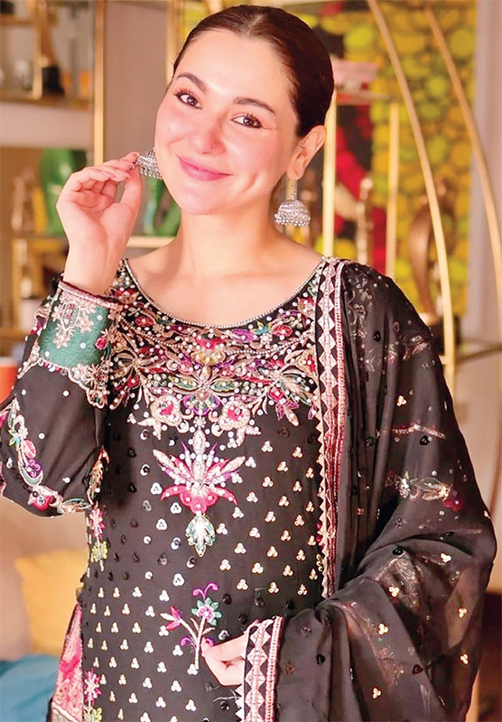 ভক্তদের সারপ্রাইজ দিলেন হানিয়া আমির ভক্তদের সারপ্রাইজ দিলেন হানিয়া আমির