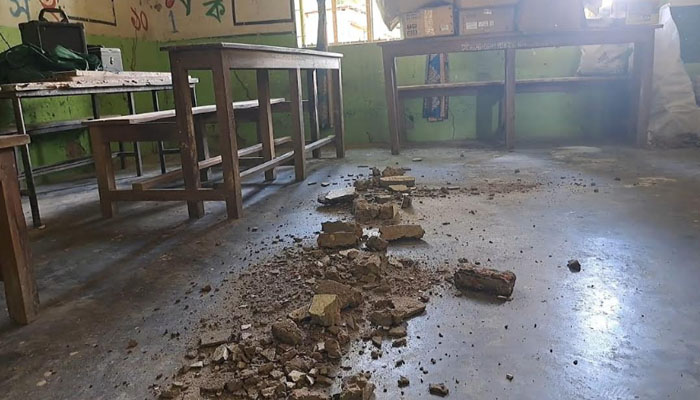 রাজবাড়ীতে পরিত্যক্ত ভবনে পাঠদান, আতঙ্কে ৩ শতাধিক শিক্ষার্থী রাজবাড়ীতে পরিত্যক্ত ভবনে পাঠদান, আতঙ্কে ৩ শতাধিক শিক্ষার্থী