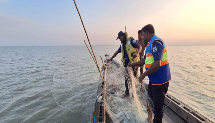 নৌ পুলিশের অভিযানে বিপুল পরিমাণ অবৈধ জাল ও মাছ জব্দ, গ্রেপ্তার ৩০৬ নৌ পুলিশের অভিযানে বিপুল পরিমাণ অবৈধ জাল ও মাছ জব্দ, গ্রেপ্তার ৩০৬