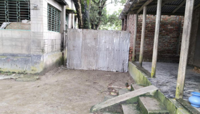 গ্রামীণ রাস্তায় টিনের বেড়া, অবরুদ্ধ ৫ পরিবার-শিক্ষার্থীরা গ্রামীণ রাস্তায় টিনের বেড়া, অবরুদ্ধ ৫ পরিবার-শিক্ষার্থীরা