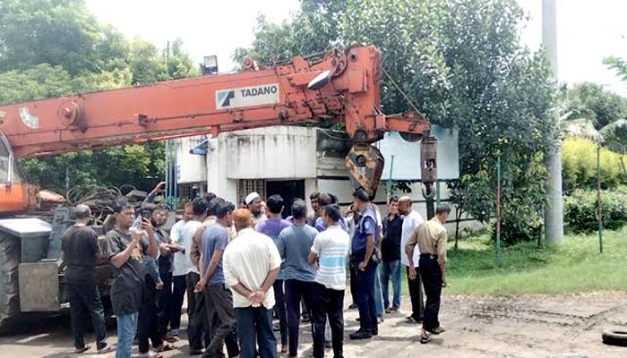 নারায়ণগঞ্জে বকেয়া বেতনের দাবিতে মহাসড়ক অবরোধ নারায়ণগঞ্জে বকেয়া বেতনের দাবিতে মহাসড়ক অবরোধ