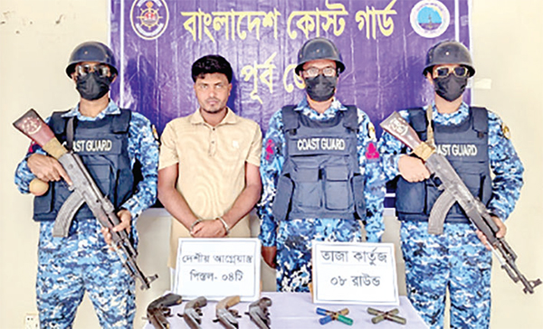 কোস্ট গার্ডের অভিযানে মহেশখালীতে আগ্নেয়াস্ত্র ও কার্তুজসহ সন্ত্রাসী আটক কোস্ট গার্ডের অভিযানে মহেশখালীতে আগ্নেয়াস্ত্র ও কার্তুজসহ সন্ত্রাসী আটক