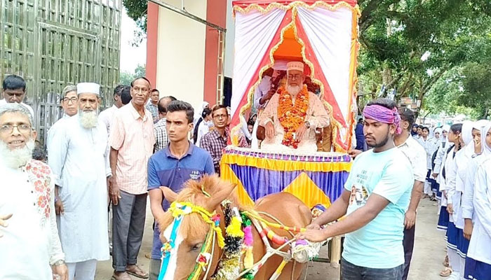 ঘোড়ার গাড়িতে শিক্ষককে রাজকীয় বিদায় জানালেন সহকর্মী ও শিক্ষার্থীরা ঘোড়ার গাড়িতে শিক্ষককে রাজকীয় বিদায় জানালেন সহকর্মী ও শিক্ষার্থীরা