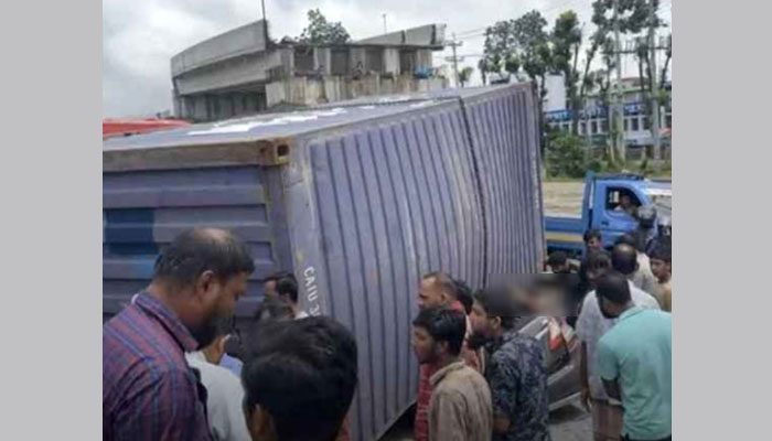 প্রাইভেটকারের ওপর উল্টে পড়ল কাভার্ডভ্যান, নিহত ৪ প্রাইভেটকারের ওপর উল্টে পড়ল কাভার্ডভ্যান, নিহত ৪