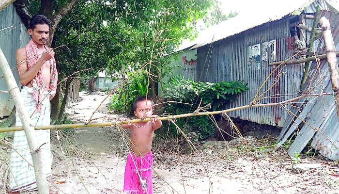 তাড়াইলে সরকারি হালট দখল ও রাস্তা বন্ধ করে বাড়ি নির্মাণের অভিযোগ তাড়াইলে সরকারি হালট দখল ও রাস্তা বন্ধ করে বাড়ি নির্মাণের অভিযোগ