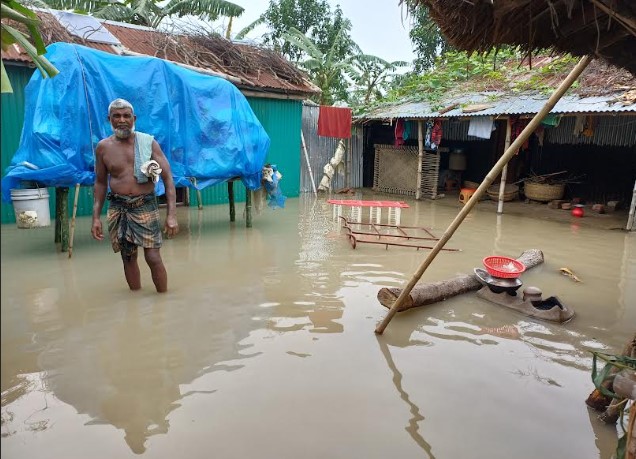 পদ্মায় পানি কমলেও দুর্ভোগে মানুষ