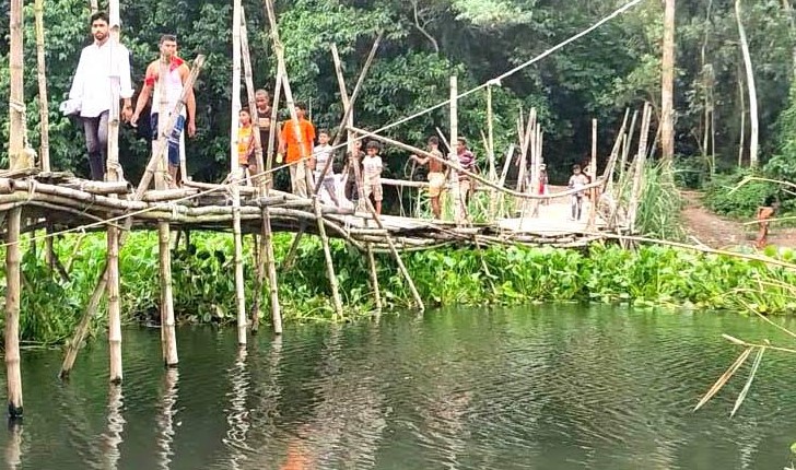 সিরাজগঞ্জে ইছামতি নদীর উপর বিজ্রের অভাবে চরম জনদূর্ভোগ সিরাজগঞ্জে ইছামতি নদীর উপর বিজ্রের অভাবে চরম জনদূর্ভোগ