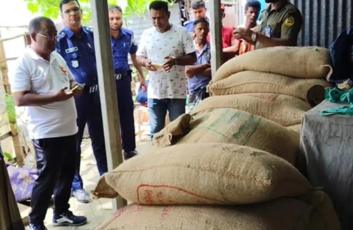 সিরাজগঞ্জে খাদ্যবান্ধব কর্মসূচির চাল উদ্ধার সিরাজগঞ্জে খাদ্যবান্ধব কর্মসূচির চাল উদ্ধার