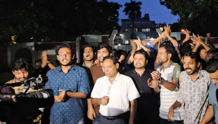 নিয়োগ বোর্ড বাতিলের দাবিতে রাবি উপাচার্যের বাসার সামনে বিক্ষোভ