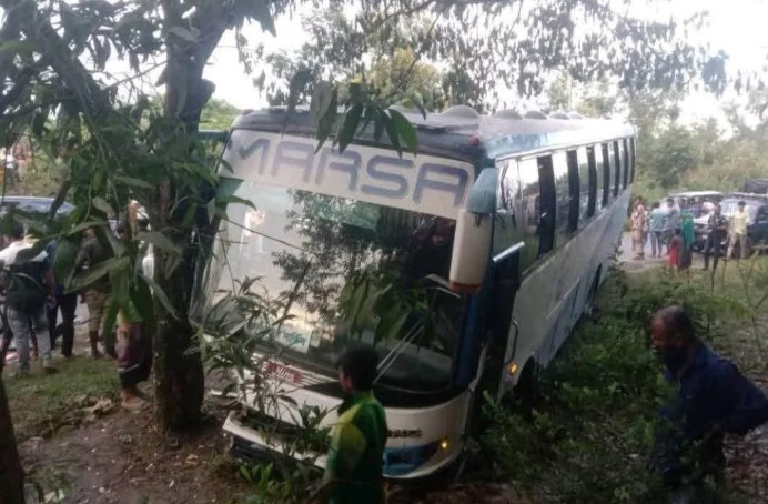 রামুতে বাস-প্রাইভেট কারের মুখোমুখি সংঘর্ষে নিহত ২ রামুতে বাস-প্রাইভেট কারের মুখোমুখি সংঘর্ষে নিহত ২